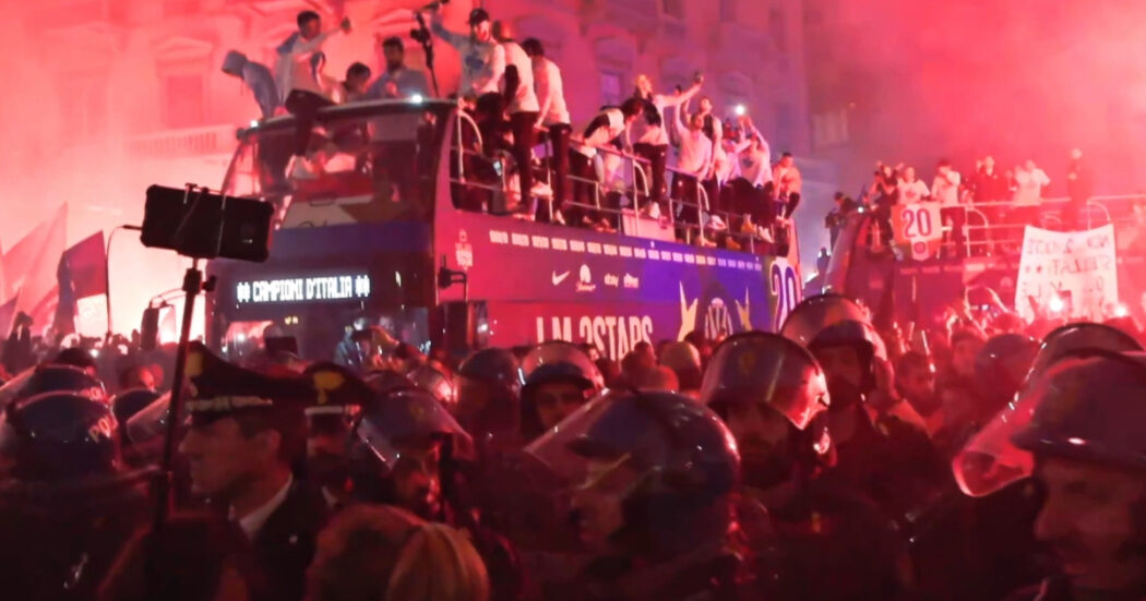 Festa scudetto dell’Inter, bagno di folla per i giocatori sul bus scoperto in piazza Duomo – Video