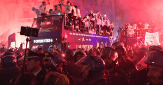 Copertina di Festa scudetto dell’Inter, bagno di folla per i giocatori sul bus scoperto in piazza Duomo – Video
