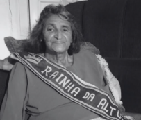 Copertina di E’ morta Maria Feliciana dos Santos, la donna più alta del mondo: misurava 2,25 metri