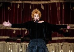 Copertina di Per fortuna che ci sei Ornella Vanoni! La grande artista ha regalato due eventi magici a Milano