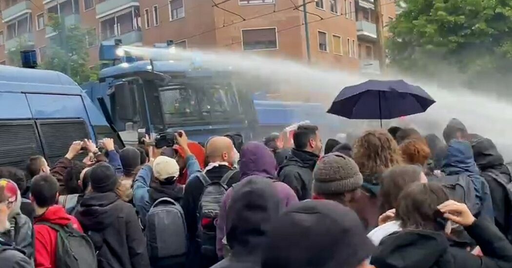 G7 Ambiente a Torino, protestano collettivi e centri sociali: scontri con la polizia. Usati idranti e lacrimogeni