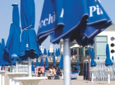 Copertina di Spiagge, il Consiglio di Stato smonta Meloni: “Basta proroghe, concessioni subito a gara”