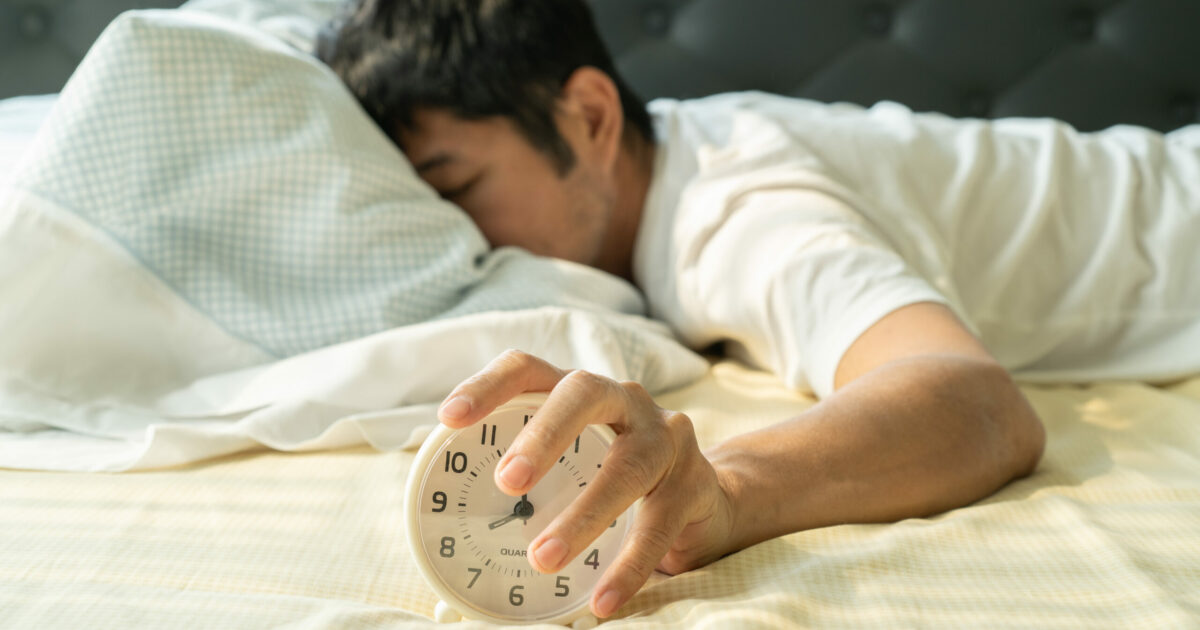 I consigli dell’esperta per non svegliarsi la mattina stanchi, irritati o con l’ansia: “Attenti a non prolungare l’inerzia del sonno”