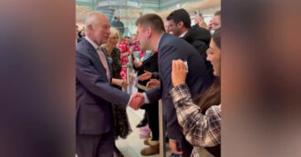 Copertina di Re Carlo torna in pubblico, l’uscita con la regina Camilla a un centro oncologico di Londra: i sorrisi e le strette di mano del sovrano – Video