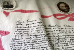 Copertina di “Gnanca na busia”, il romanzo di una contadina scritto su un lenzuolo è il libro più importante del 2024