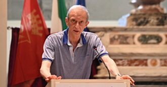 Copertina di “Fassino ci provò lo scorso Natale. Lo perdonammo e poi l’ha rifatto”