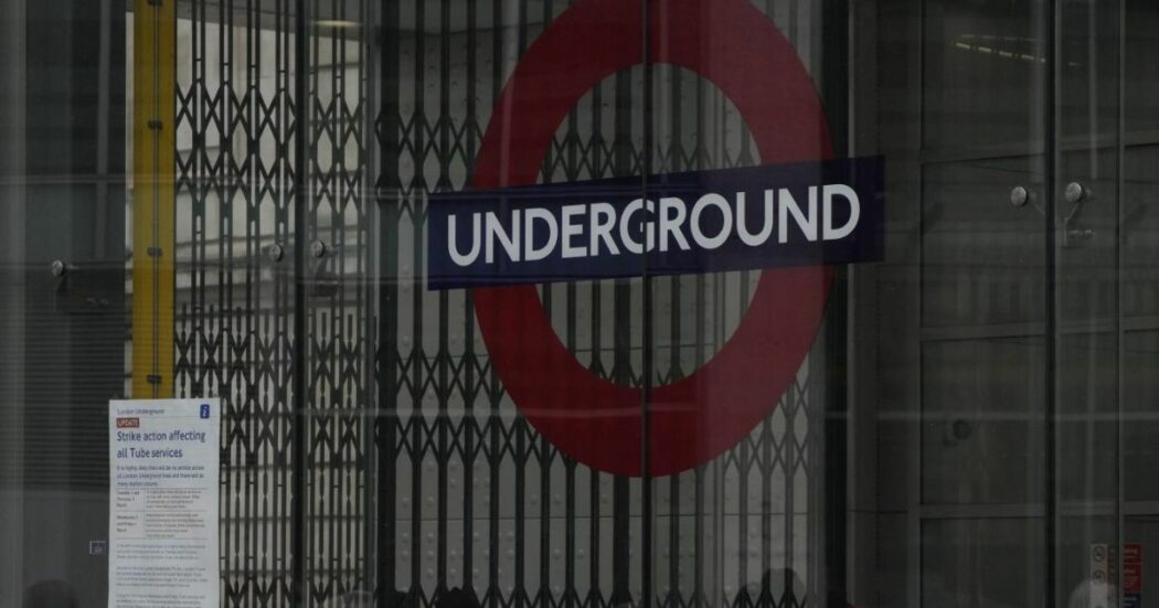 Londra, 36enne armato di katana assale diverse persone in metropolitana: arrestato