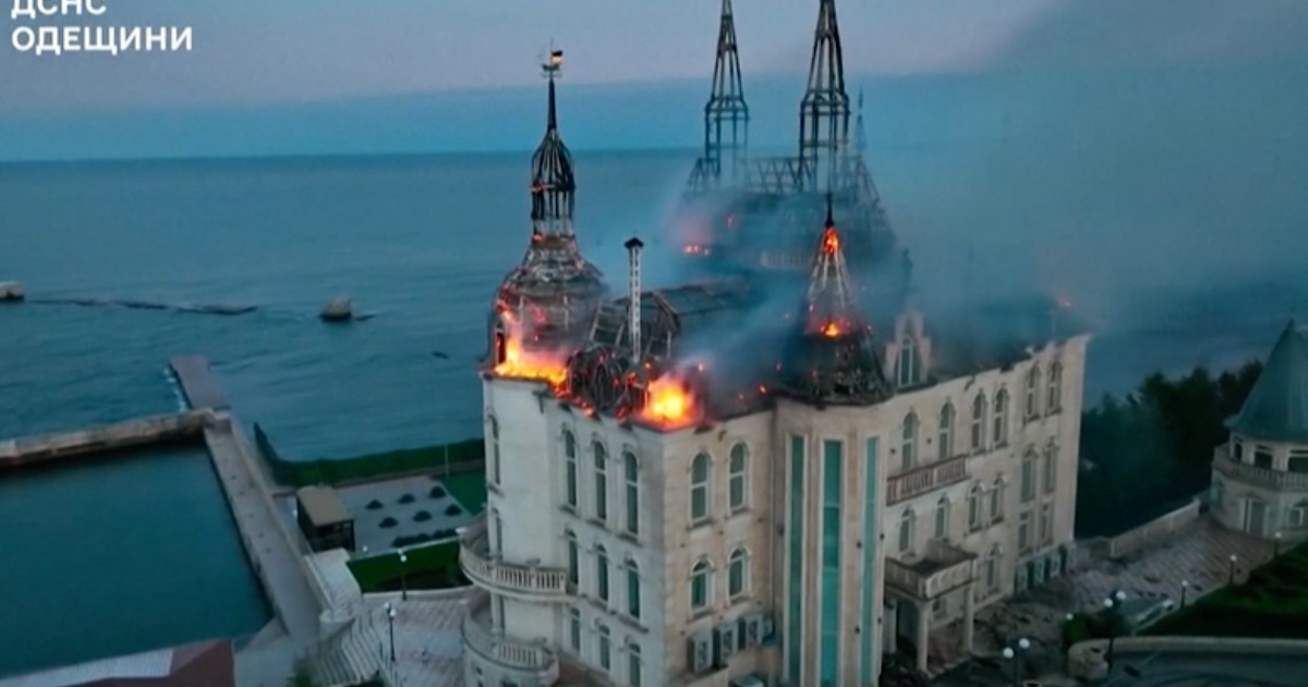 Odessa, il castello di Kivalov in fiamme dopo i missili russi: i pompieri combattono l’incendio