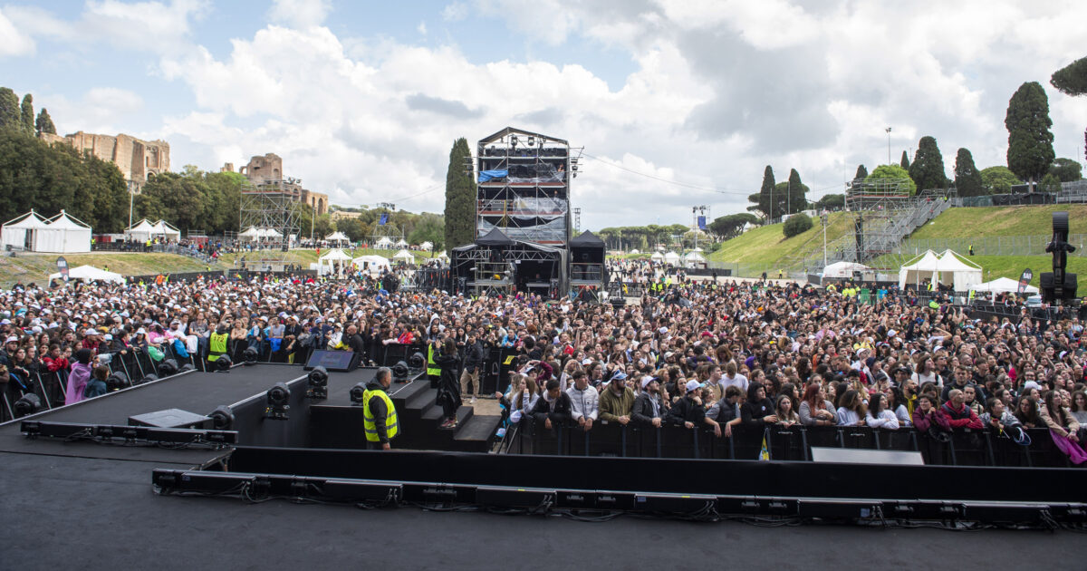 La diretta del Concertone del Primo Maggio di Roma: interruzioni e problemi tecnici per la pioggia. Ermal Meta improvvisa cantando ‘Hallelujah’ e spunta il sole