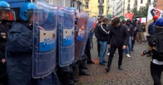 Copertina di Primo maggio a Napoli, i manifestanti in corteo lanciano vernice rossa contro la sede di Confindustria e la polizia – Video