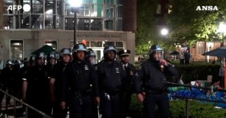 Copertina di New York, la polizia in tenuta antisommossa irrompe all’Hamilton Hall: il momento dell’azione alla Columbia University – Video