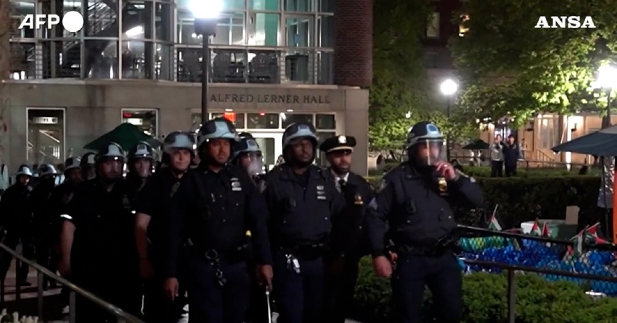 New York, la polizia in tenuta antisommossa irrompe all’Hamilton Hall: il momento dell’azione alla Columbia University – Video