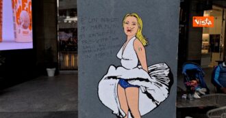 Copertina di “Ti consideri pro-vita ma lasci morire gli immigrati in mare”: imbrattato a Milano il murale dedicato a Giorgia Meloni – Video