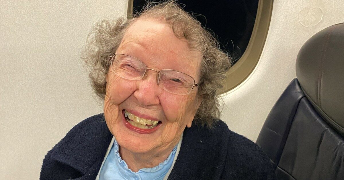 Nonnina di 101 viene scambiata per una neonata dalla compagnia aerea: “Sono troppo vecchia e i computer vanno in tilt”