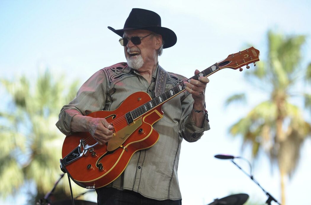 Morto Duane Eddy, il primo chitarrista star del rock’n’roll: tra i suoi ammiratori George Harrison, Jimi Hendrix e Bruce Springsteen