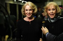 Copertina di Le Gemelle Kessler svelano i piani per per la loro morte: “Vogliamo che le nostre ceneri vengano mischiate con quelle di nostra madre e del nostro barboncino”