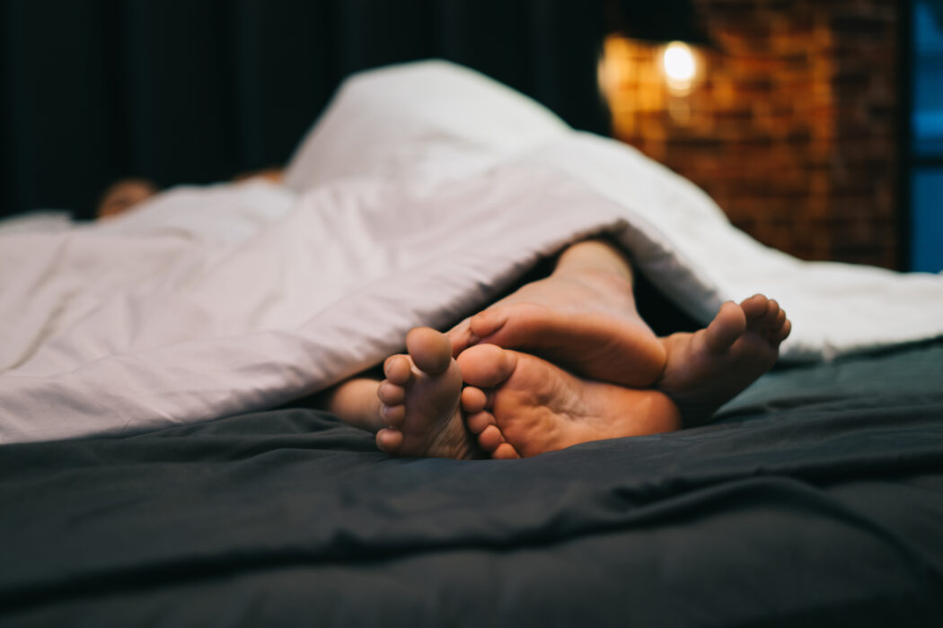 Cos’è la sexsomnia, il sesso notturno inconsapevole: “Può avere conseguenze fisiche come lividi e traumi”