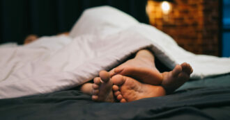 Copertina di Cos’è la sexsomnia, il sesso notturno inconsapevole: “Può avere conseguenze fisiche come lividi e traumi”