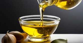 Copertina di Bere olio extravergine d’oliva è il nuovo trend di bellezza delle star: “Accelera il metabolismo e fa risplendere la pelle”. Ma è davvero così?