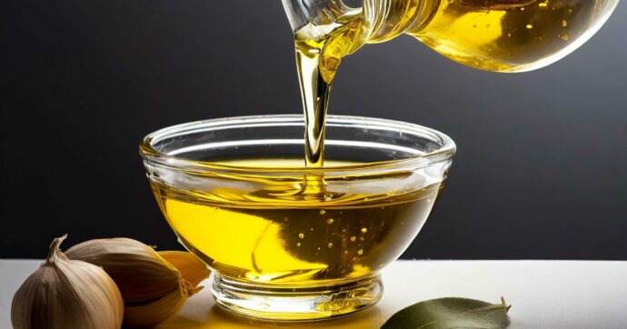 Bere olio extravergine d’oliva è il nuovo trend di bellezza delle star: “Accelera il metabolismo e fa risplendere la pelle”. Ma è davvero così?