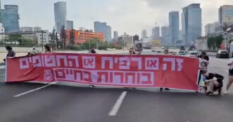 Copertina di Manifestanti bloccano l’autostrada Ayalon di Tel Aviv: chiedono al governo di non attaccare Rafah e un accordo per la liberazione degli ostaggi