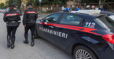 Copertina di Accoltellata più volte dall’ex fidanzato: 21enne in gravissime condizioni a Lecce. Salvata dalla madre e dal fratello