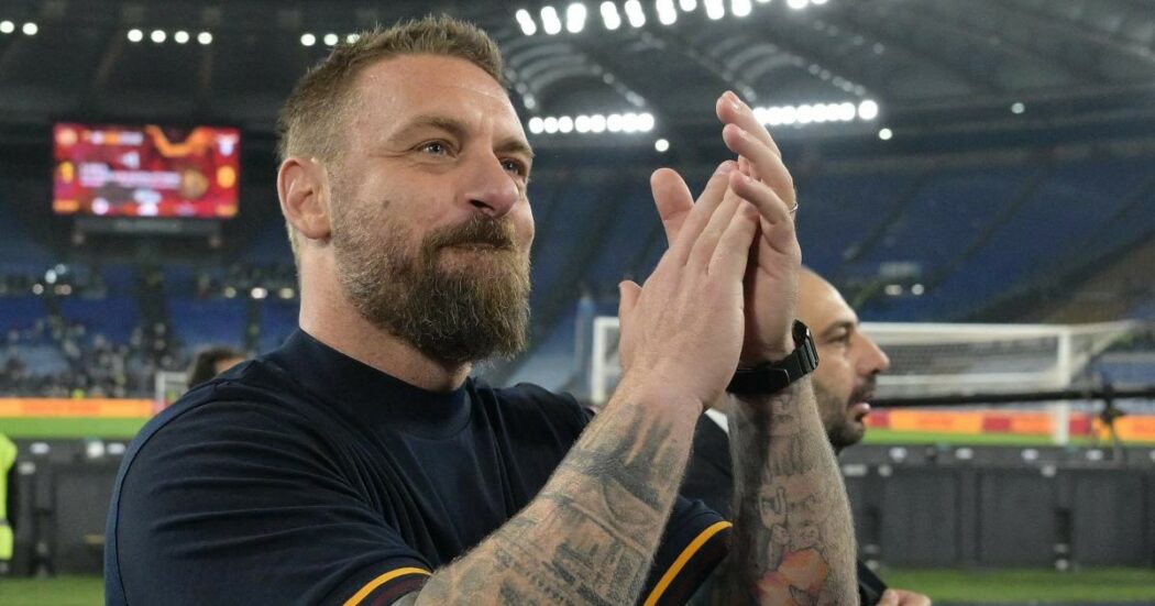 https://st.ilfattoquotidiano.it/wp-content/uploads/2024/05/02/Daniele-De-Rossi-1050x551.jpg