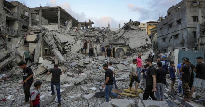 Copertina di Gaza, Hamas negativa sul documento per una tregua: “Ma continuiamo a negoziare”. Tel Aviv, proteste per la liberazione degli ostaggi
