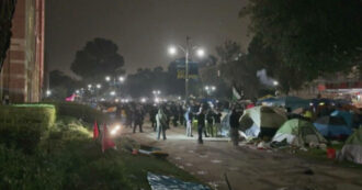 Proteste pro-Gaza nei campus Usa, polizia fa irruzione all’Università di Los Angeles per smantellare il presidio: usate granate stordenti