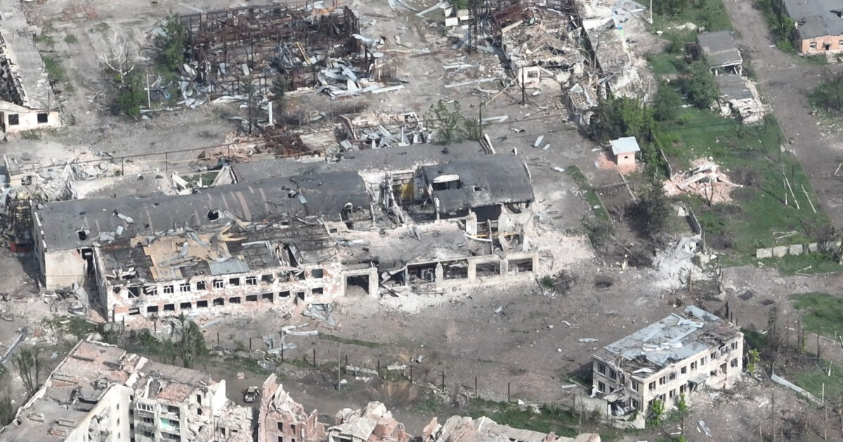 Ucraina, la città orientale di Chasiv Yar è quasi completamente distrutta: edifici carbonizzati. Usa accusano Mosca: “Usate armi chimiche”