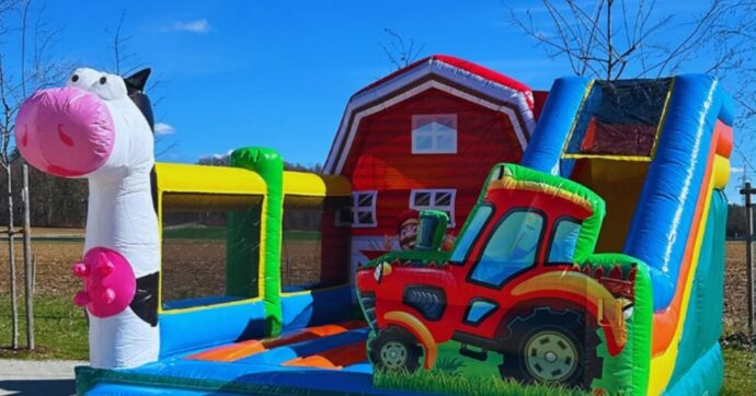 Cocci di vetro nascosti nello scivolo a una festa per bambini in un centro commerciale di Sassari