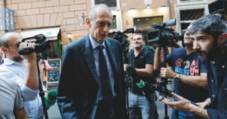 Copertina di Caso Chanel, Fassino è indagato per furto. “Verso l’assoluzione per tenuità del fatto”