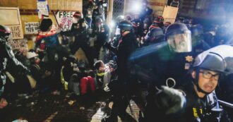 Copertina di Usa e Francia, violenza nei campus. Biden tira dritto