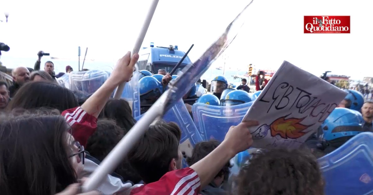 Tensioni a Napoli per l’arrivo di Vannacci, gli studenti in protesta tentano di superare la polizia in tenuta antisommossa – Video