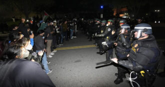Copertina di Usa, represse le proteste pro-Gaza: oltre 2mila arresti. A Los Angeles proiettili di gomma contro gli studenti. Biden: “No al vandalismo”