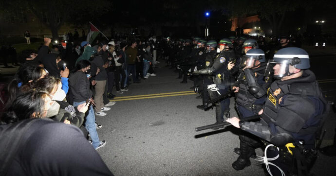 Copertina di Usa, represse le proteste pro-Gaza: oltre 2mila studenti arresti. A Los Angeles usati anche proiettili di gomma. Biden: “No al vandalismo”
