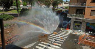 Copertina di Roma, esplode un tubo e la voragine del Quadraro diventa un geyser: abitanti senz’acqua