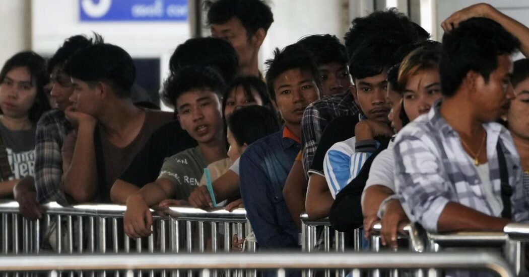Myanmar, la giunta militare ha vietato agli uomini di andare a lavorare all’estero: in migliaia davanti alle ambasciate per i visti