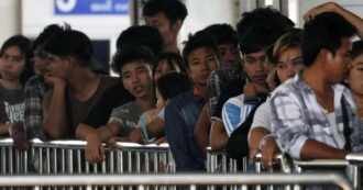Copertina di Myanmar, la giunta militare ha vietato agli uomini di andare a lavorare all’estero: in migliaia davanti alle ambasciate per i visti