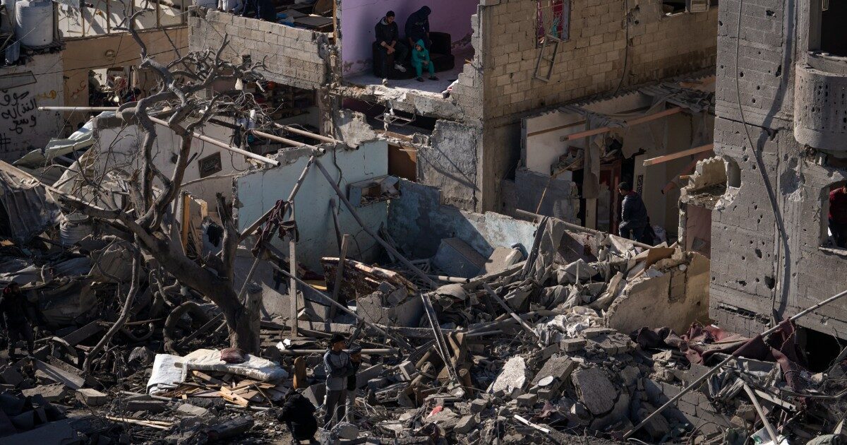 Nuovo raid di Israele a Rafah: “7 morti, 4 dei quali bambini”. Nei negoziati i mediatori concedono più tempo ad Hamas