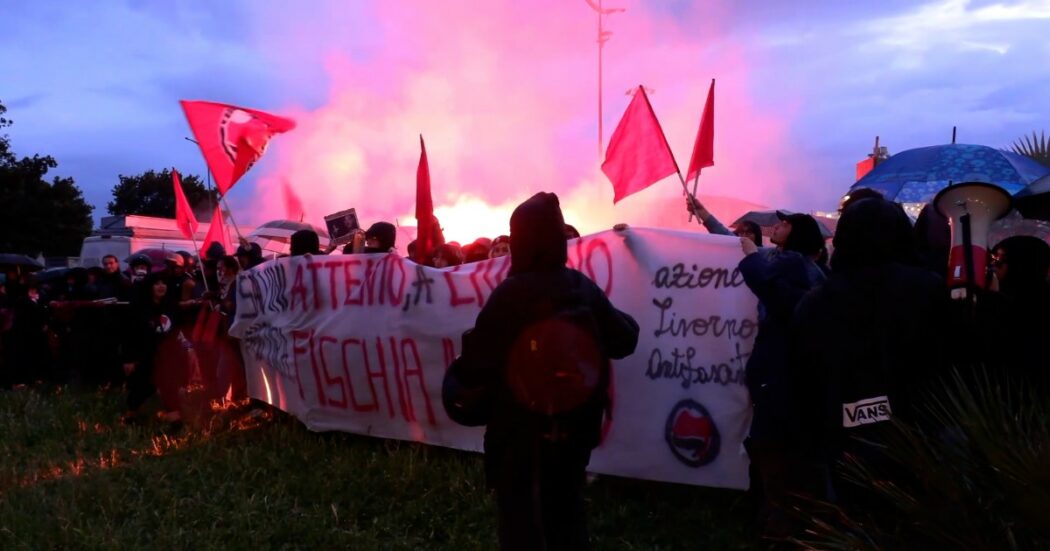 Contestazione antifascista contro Salvini a Livorno: lanciati anche ortaggi. I manifestanti provano a sfondare il cordone di polizia – Video