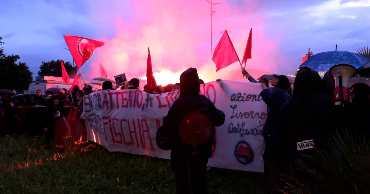 Contestazione antifascista contro Salvini a Livorno | lanciati anche ...