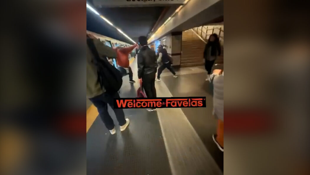 Lite furibonda alla fermata Ottaviano della metro A di Roma: uomo aggredito a colpi di bastone da un altro passeggero – Video