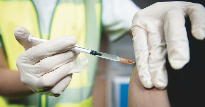 Copertina di Vaccini, il mega studio sugli effetti avversi