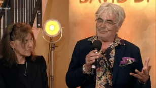 Copertina di Grande imbarazzo ai David di Donatello, il costumista Sergio Ballo sbotta: “Siete tirchi, potevate darci due statuette. Ci avete pure messo qua sulle scale”