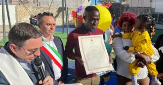 Copertina di Bimba migrante cittadina onoraria di Lampedusa, Maria fu la prima nata sull’isola dopo 51 anni