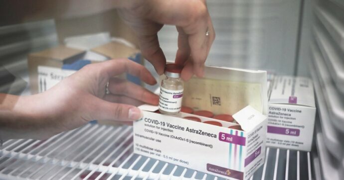 Copertina di Astrazeneca ritira il suo vaccino: “Manca domanda”