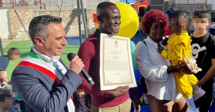 Copertina di Bimba migrante ora è cittadina di Lampedusa