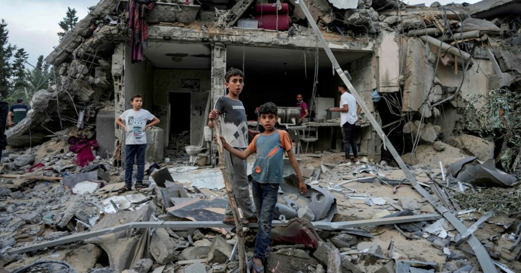 Gaza, bombe su una scuola che ospita sfollati: “Almeno quattro vittime e diversi feriti”. Raid anche in Libano: ucciso capo di Hezbollah