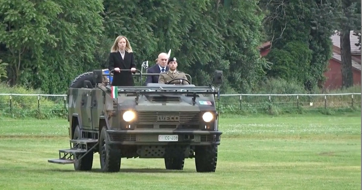 Giorgia Meloni e il giro a bordo di un mezzo tattico militare: il video dalla cerimonia dell’anniversario dell’Esercito